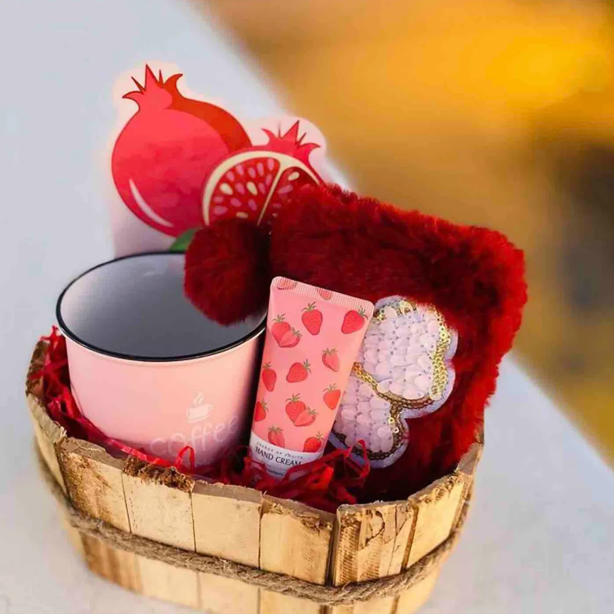 هديه بلون احمر - صورة 1