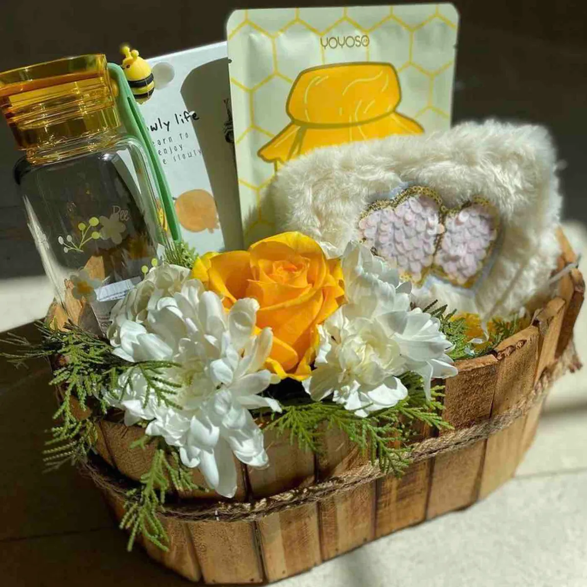 هديه بلون اصفر  مع تنسيق ورد - صورة 1