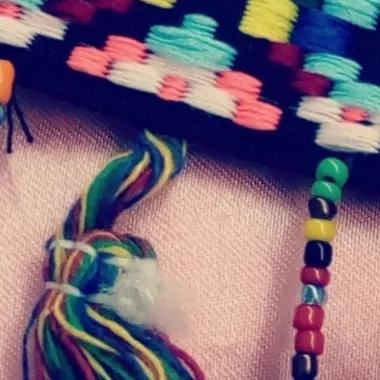 دنتيل شلاشل ملون مع خرز - Image 1