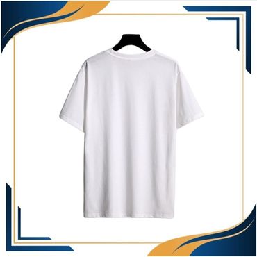 قميص أبيض مع الطباعة